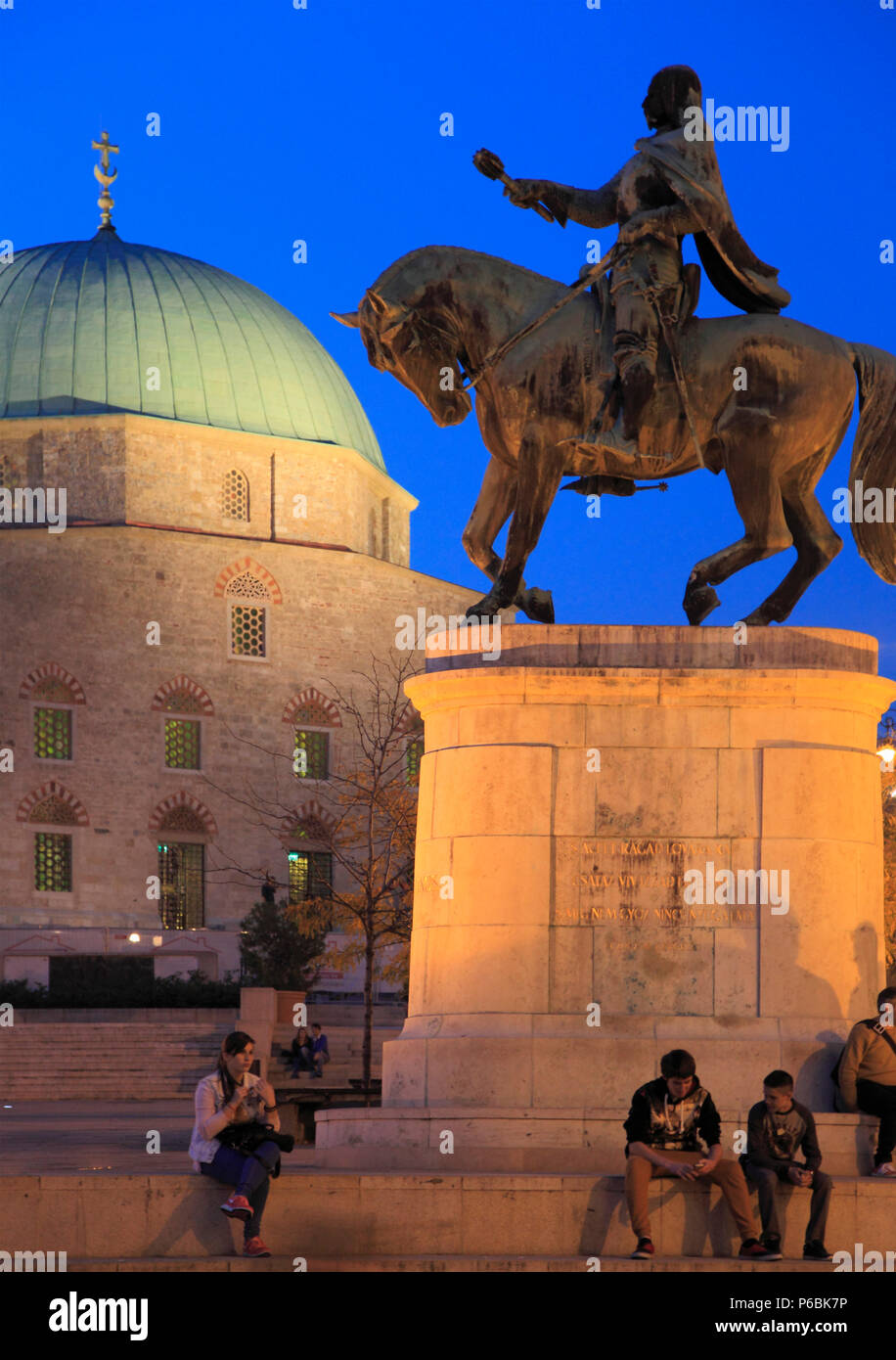 Ungarn, Pécs, Szechenyi ter, Katholische Kirche, ehemalige Kasim Pascha Moschee, Janos Hunyadi Statue, Stockfoto