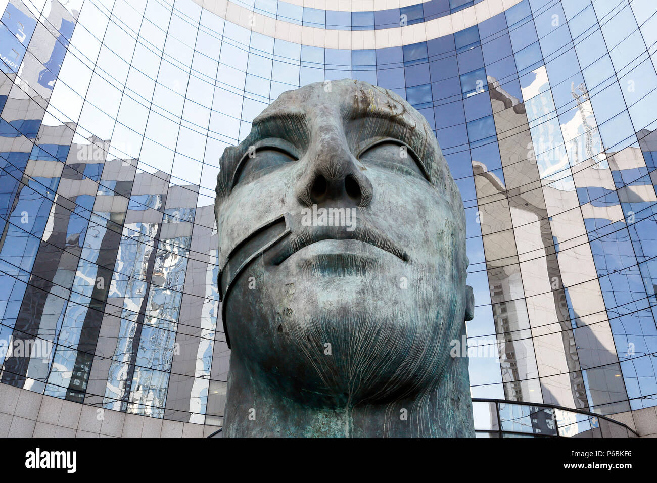 Paris. Bezirk der Verteidigung. Valmy Plaza. Skulptur, die ein menschliches Gesicht. Stockfoto