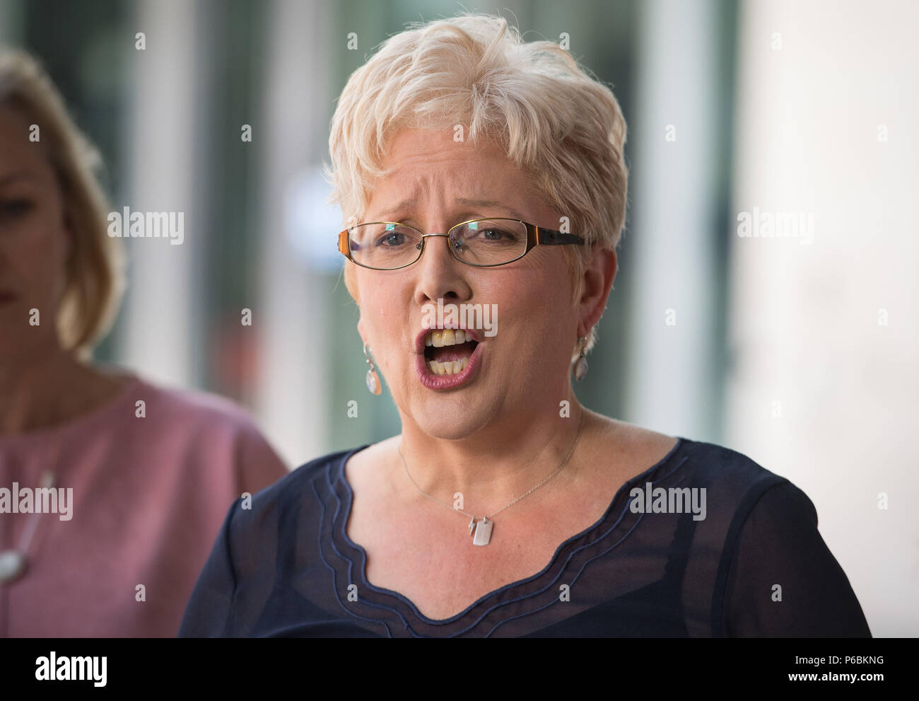 BBC China Editor Carrie Gracie spricht zu den Neuen Medien außerhalb der BBC Broadcasting House, London, nachdem Ihr equal-pay-Streit mit der BBC zu lösen. Stockfoto