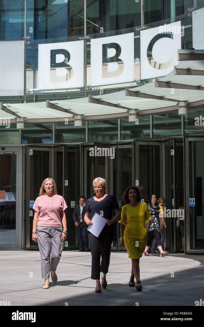 BBC China Editor Carrie Gracie (Mitte), neben dem BBC-Journalisten Martine Croxall (links) und Razia Iqbal, Blätter Neue BBC Broadcasting House zu den Medien zu sprechen, nachdem Sie Ihr equal-pay-Streit mit der BBC gelöst. Stockfoto