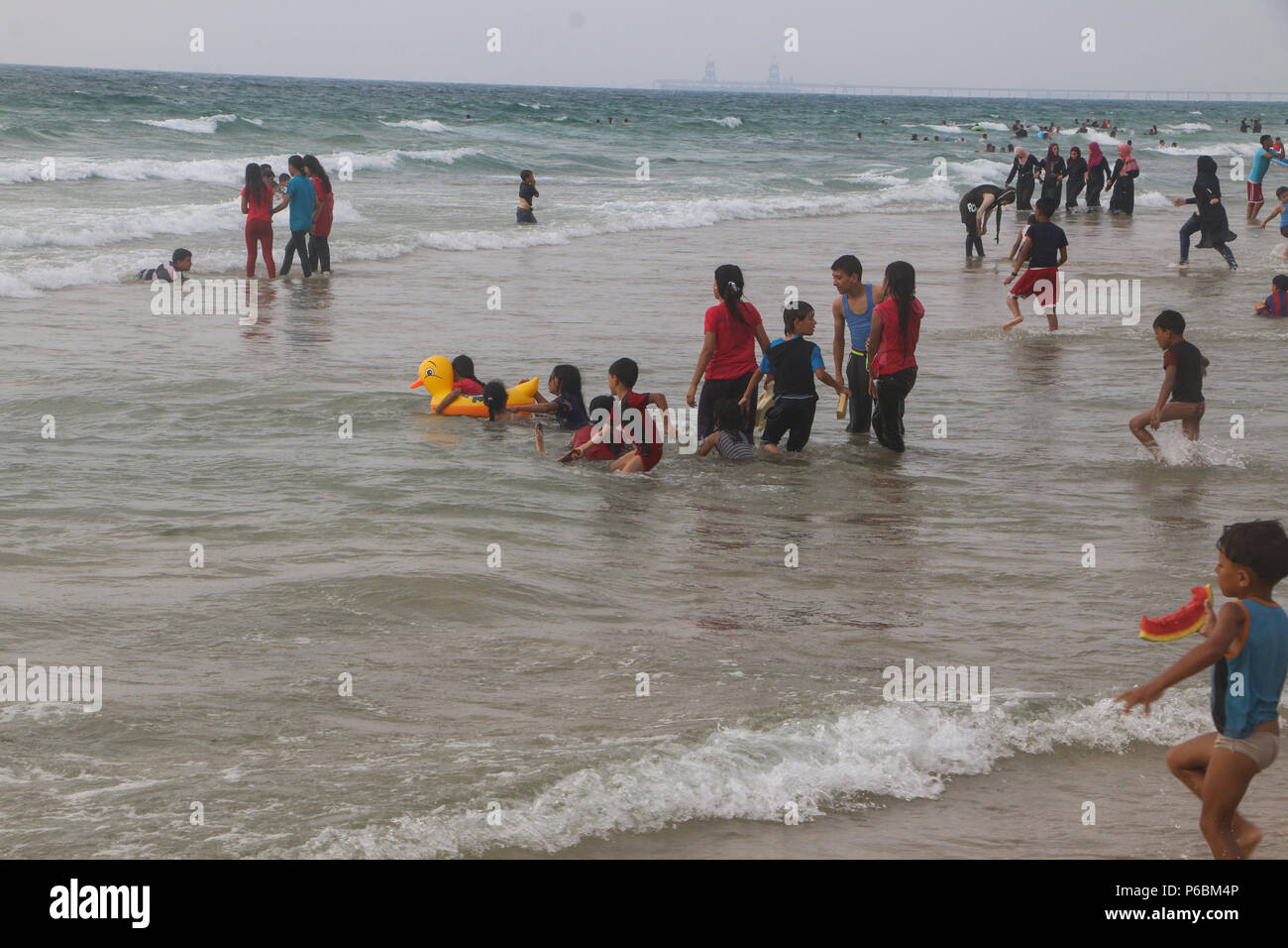 Die Küste des Gazastreifens Meer ist mit Urlaubern überfüllt und ist der einzige Ort, an dem Palästinenser sich frei fühlen. Stockfoto