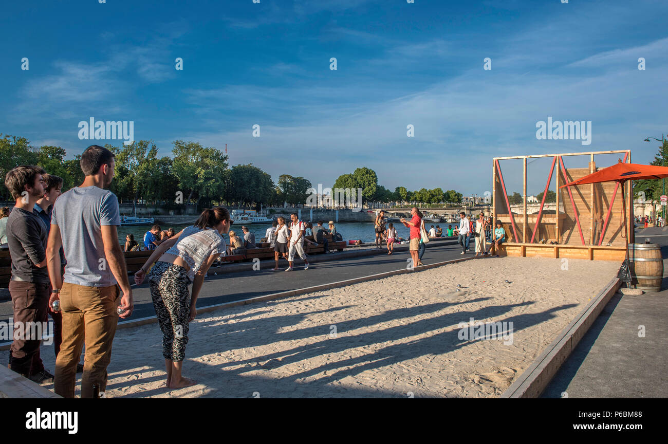 Frankreich, Ile de France, Paris, 7. Bezirk, Petanque auf der Seine Bank, Quai d'Orsay Stockfoto