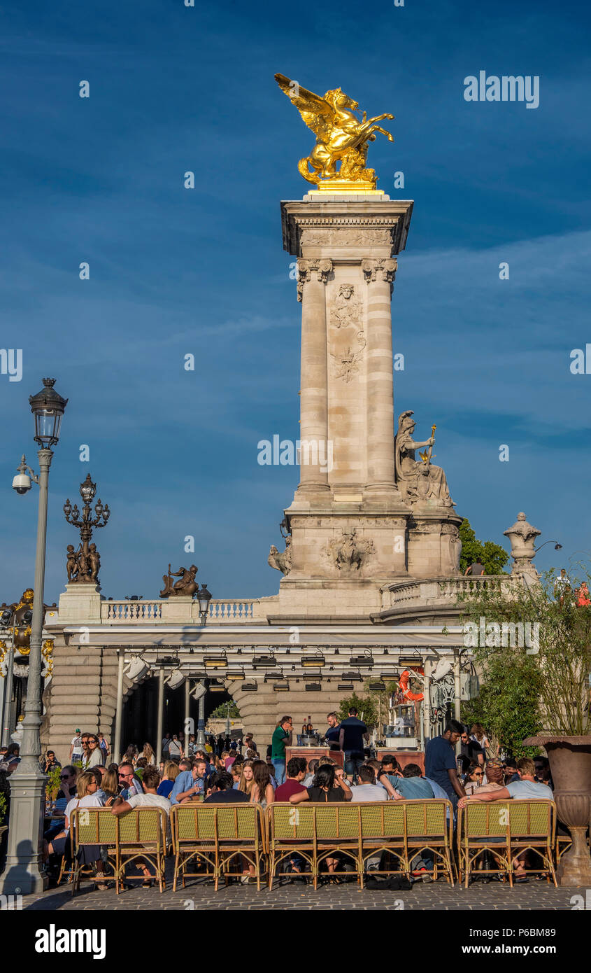 Frankreich, Ile de France, Paris, 7. Bezirk, Cafe Terrasse am Fuße der Brücke Alexander III, die Ufer der Seine River Stockfoto