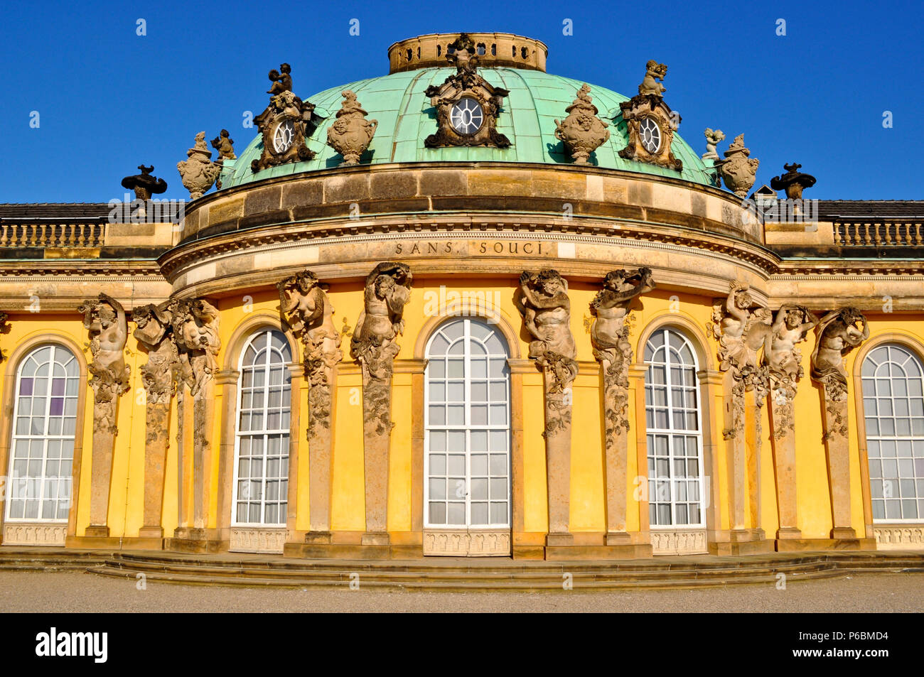 Das Schloss Sanssouci, die Sommerresidenz Friedrichs des Großen in Potsdam, Deutschland, im Rokoko und Barock gebaut Stockfoto