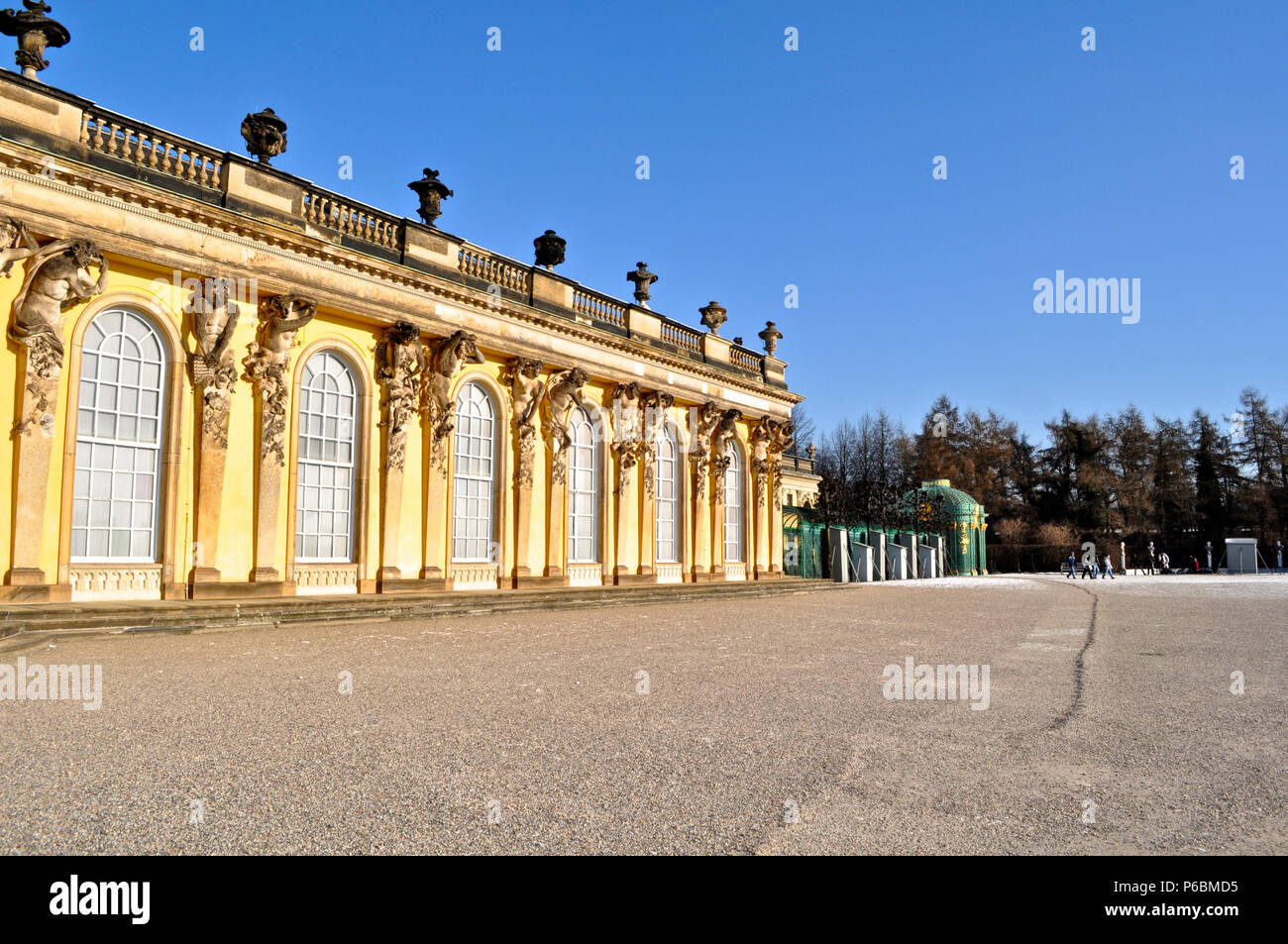 Das Schloss Sanssouci, die Sommerresidenz Friedrichs des Großen in Potsdam, Deutschland, im Rokoko und Barock gebaut Stockfoto