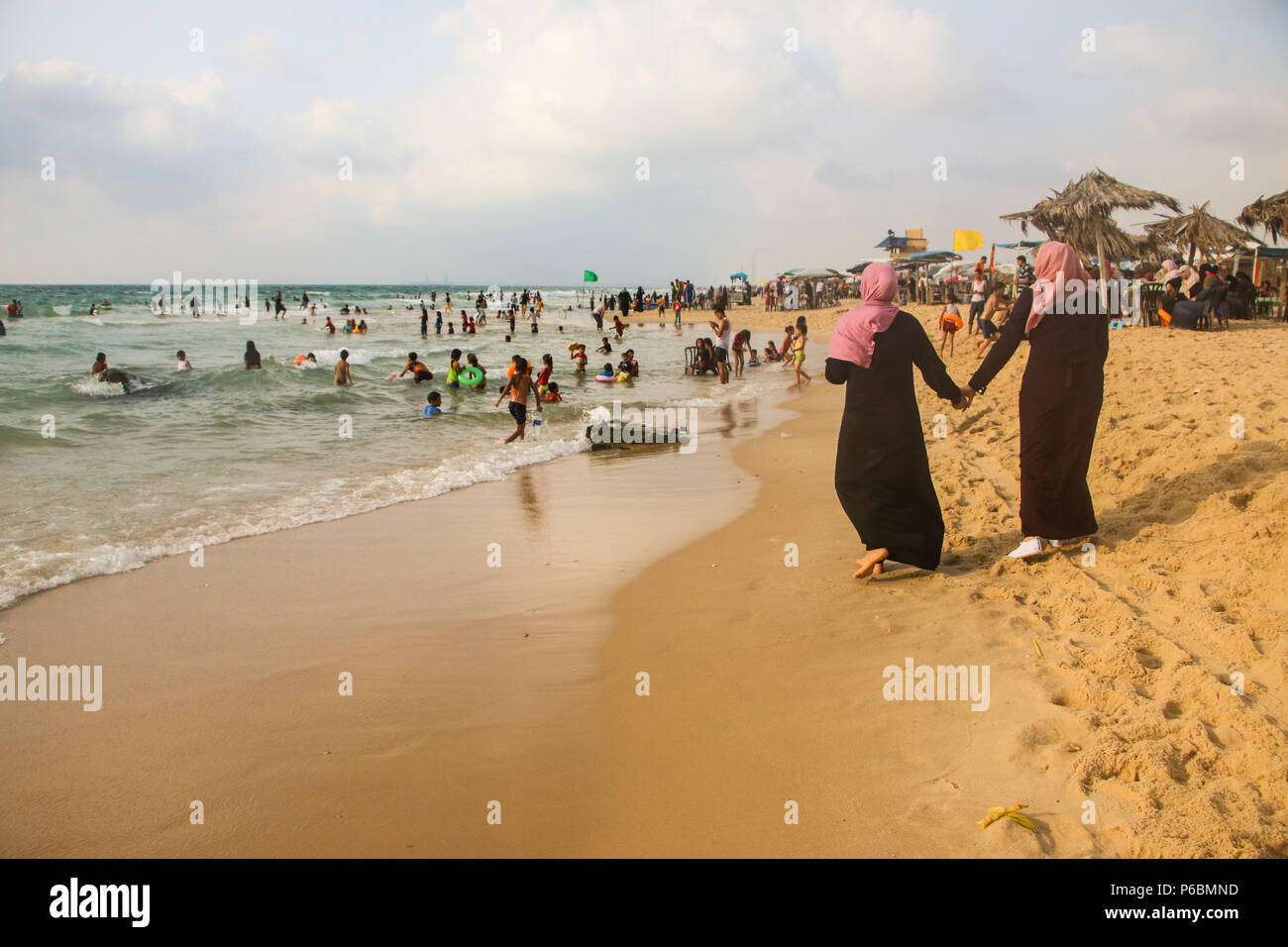 Die Küste des Gazastreifens Meer ist mit Urlaubern überfüllt und ist der einzige Ort, an dem Palästinenser sich frei fühlen. Stockfoto