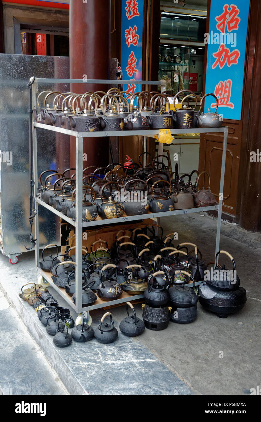 Wasserkocher und Tee Töpfe zum Verkauf an der sehr belebten Panjiayuan Antique Market in Peking, China Stockfoto