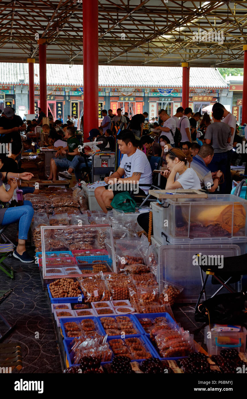 Käufer und Verkäufer der sehr verkehrsreichen Panjiayuan Antique Market in Peking, China Stockfoto