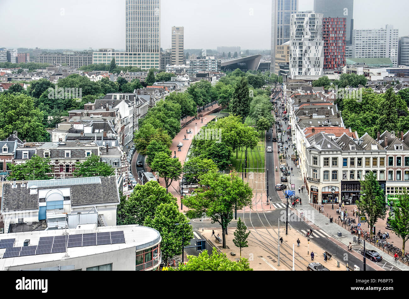 Rotterdam, Niederlande, 16. Juni 2018: Hohe Betrachtungswinkel der Westersingel Kanal mit an seinem Ende die charakteristische Form der neuen Central Station Stockfoto