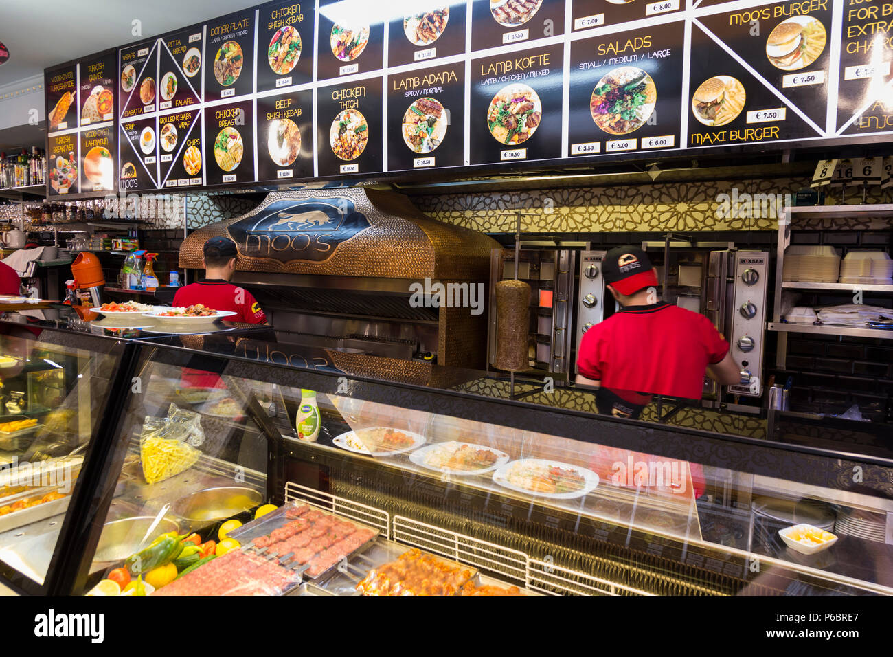 Kebab und Salat Bar/Theke und die Mitarbeiter an der Moo Kebab, Moo's Kebab, Gzira, Malta, Malta. Es ist ein türkischer Kebab Restaurant. (91) Stockfoto