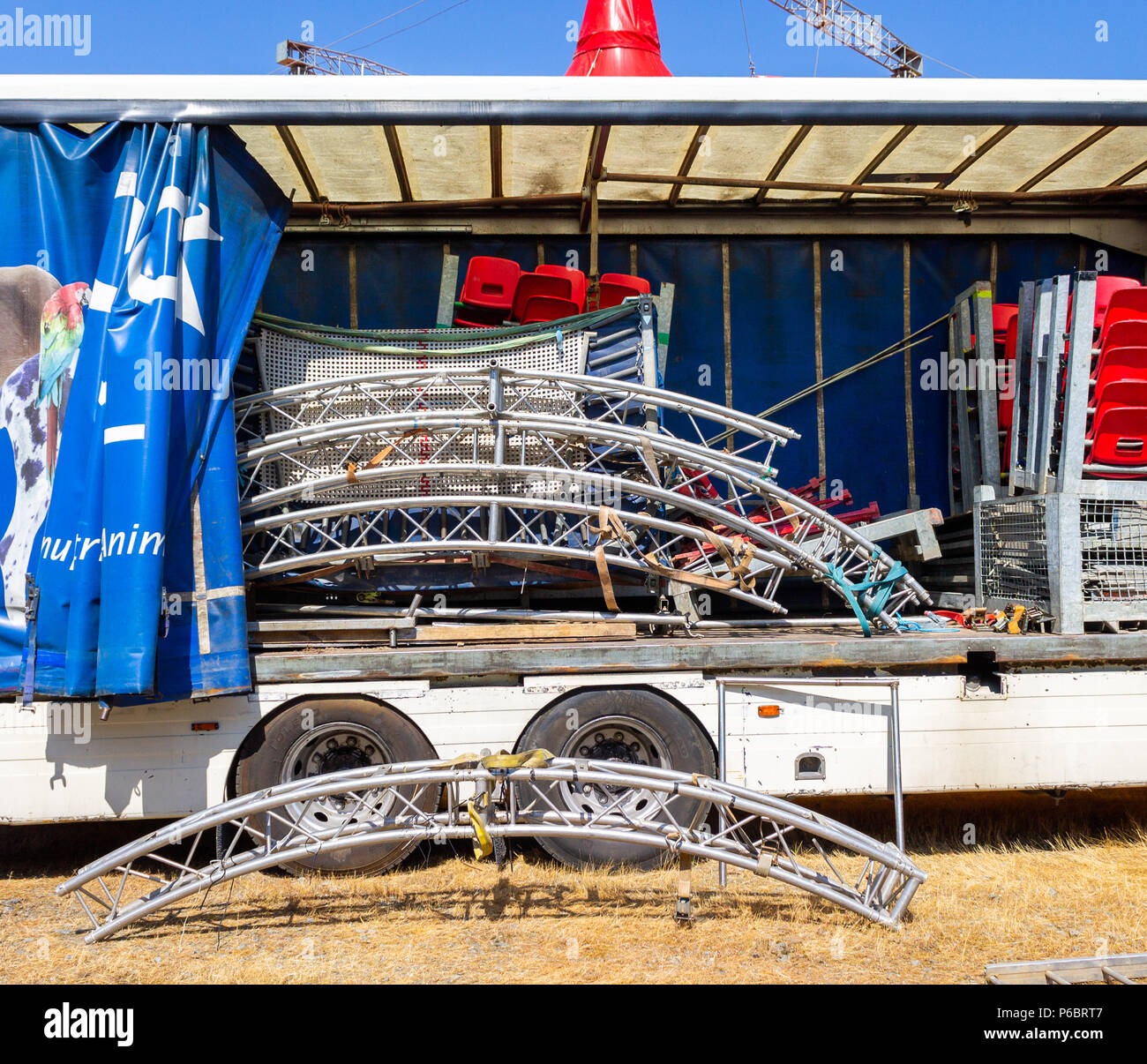 Circus Anhänger mit Beleuchtung gantry Entladen Stockfoto