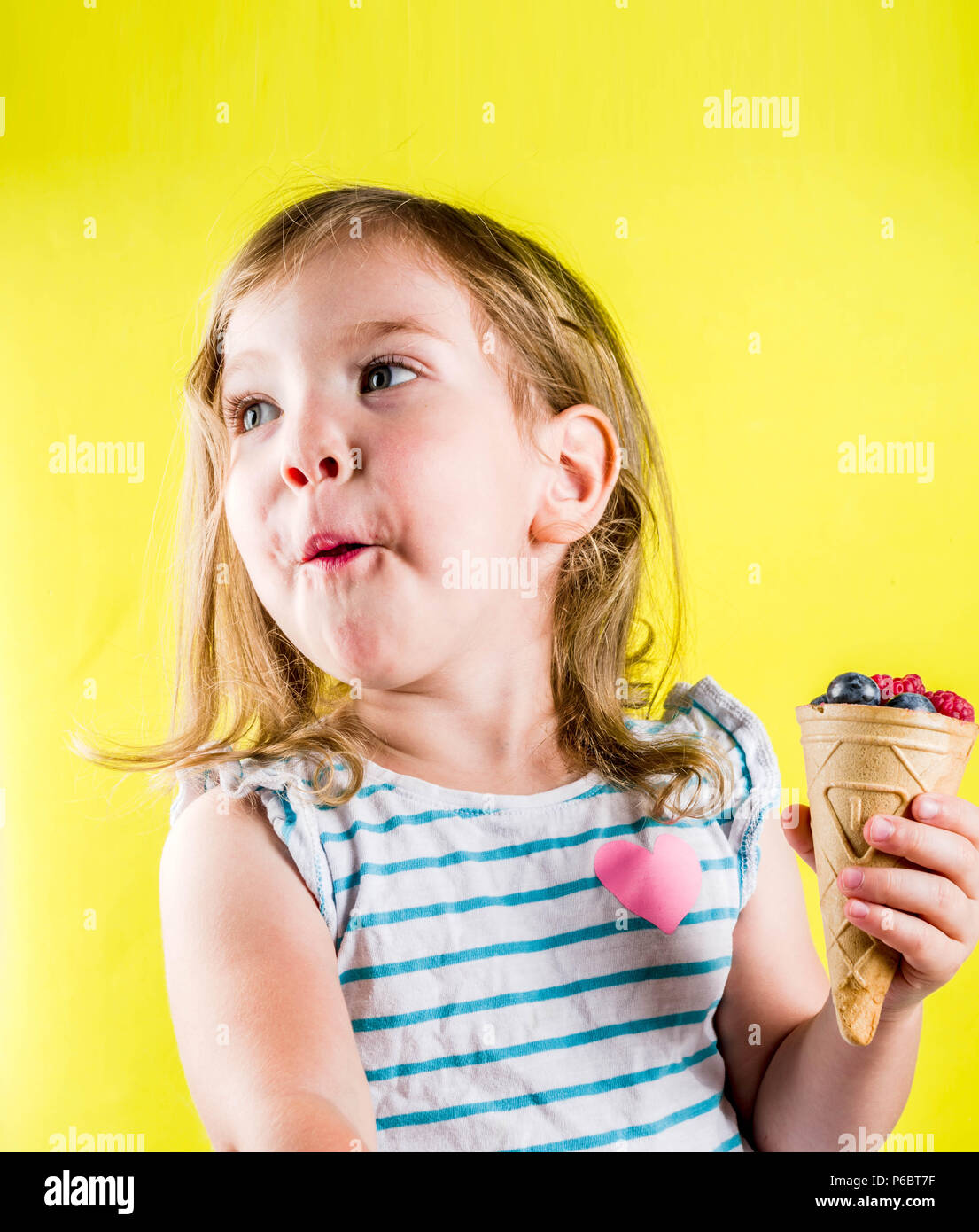 Sommer Spaß Urlaub Konzept, niedliche blonde Toddler girl Beeren essen ...