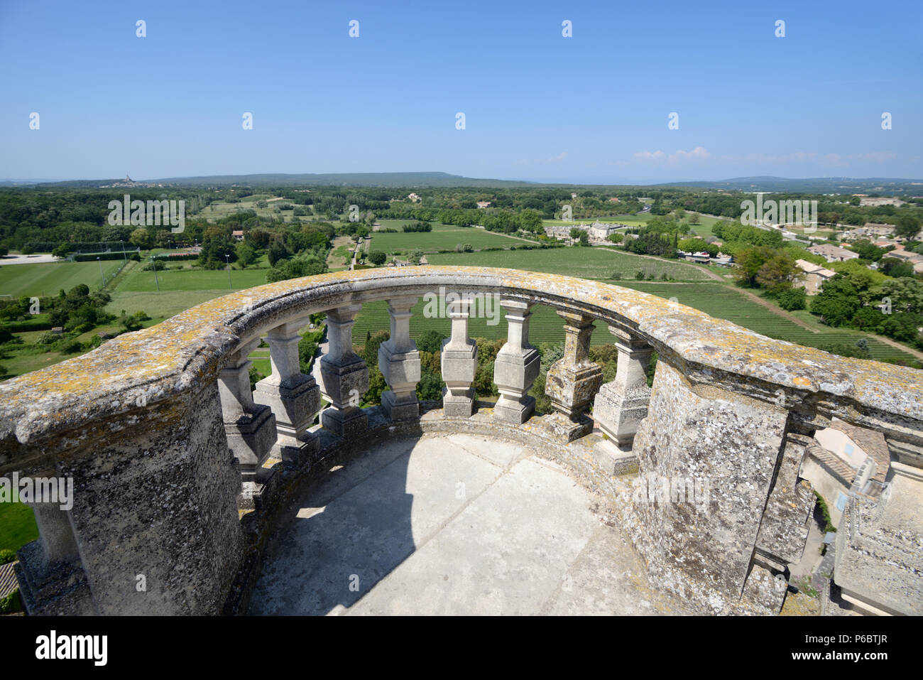 Panoramablick von der Terrasse von Grignan Château oder Château de Grignan auf die umliegende Landschaft und blankes Grignan Drôme Provence Frankreich Stockfoto