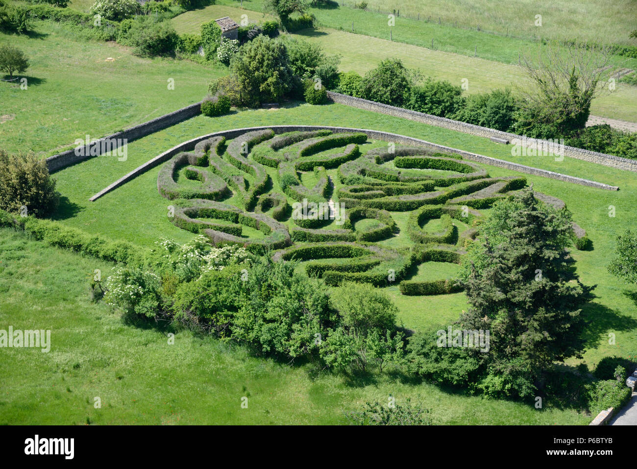 Anzeigen von Hedge maze oder grüne Labyrinth aus Hecken unten abgeschnitten Château Grignan Grignan Drôme Provence Frankreich Stockfoto