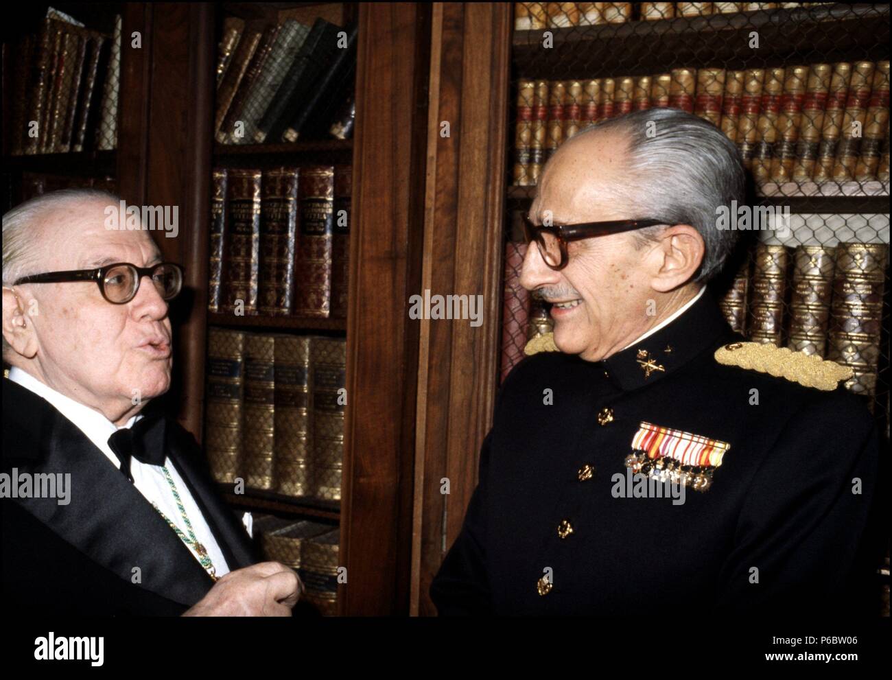 Gutiérrez MELLADO, Manuel. MILITAR Y POLITISCH ESPAÑOL. MADRID 1913-1995. FOTO DE LA REAL ACADEMIA DE LA LENGUA CON PEDRO SAINZ RODRIGUEZ. Stockfoto