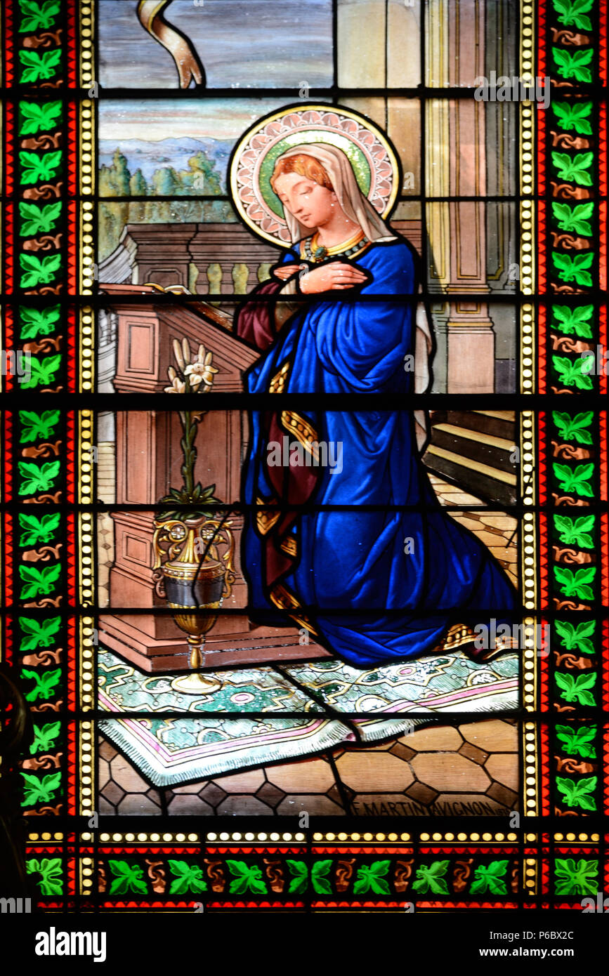 Kunstgegestände Fenster des Heiligen betet oder das Lesen der Bibel in der Stiftskirche des Heiligen Erlösers Grignan Drome Frankreich Stockfoto
