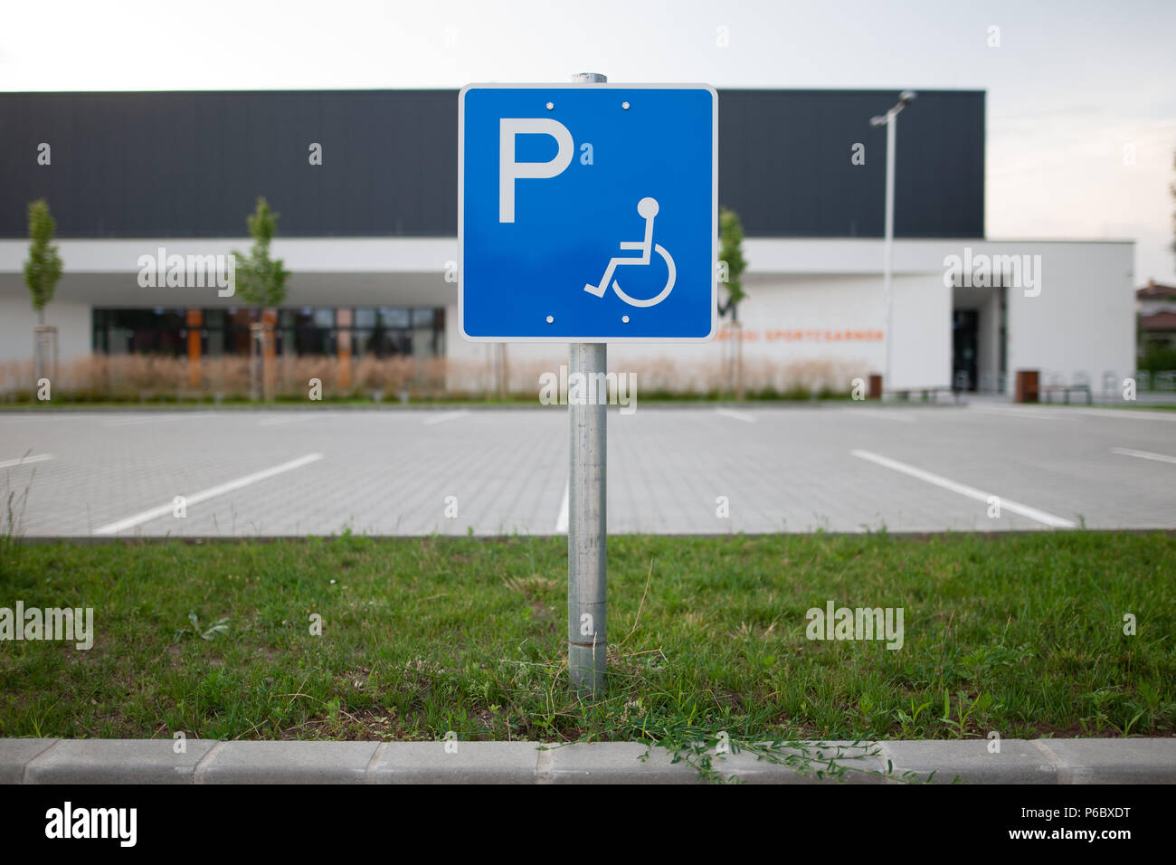 Deaktiviert das verkehrsschild an einen leeren Parkplatz stellen handicap Parkplätze ohne Auto oder Personen Stockfoto