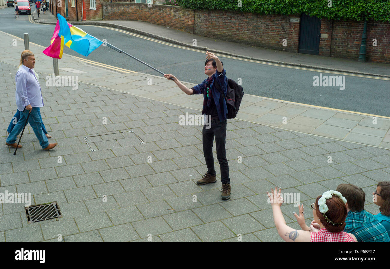 Der erste Gay Pride Parade in Canterbury, Kent, Großbritannien Stockfoto