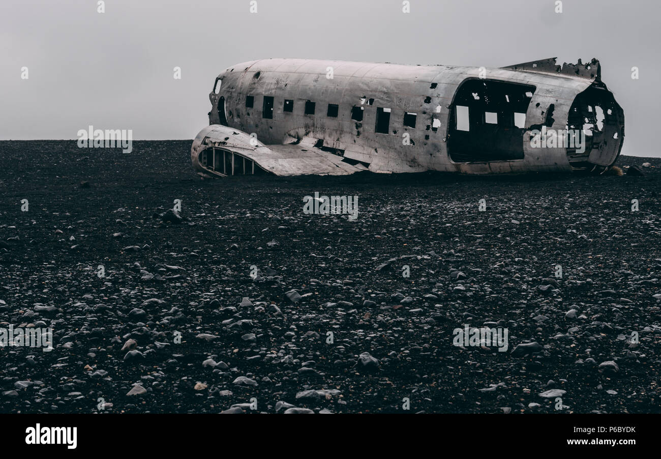 Flugzeug Wrack in Island an einem nebligen Tag ohne Menschen Stockfoto