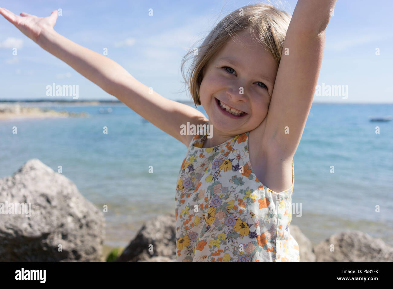 Weibliches Kind am Strand sehr zufrieden Stockfoto