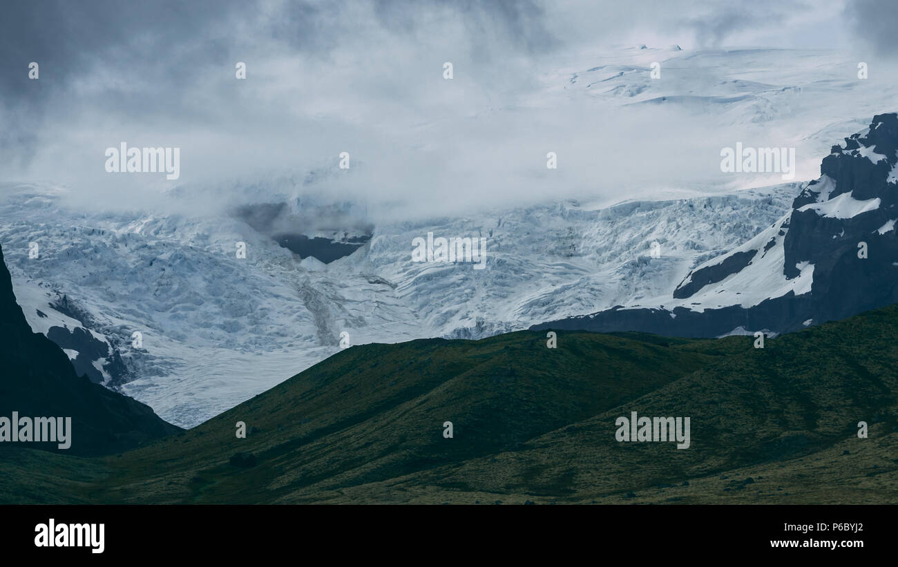 Gletscher in Island auf einem Berg mit Wolken Teleobjektiv Stockfoto