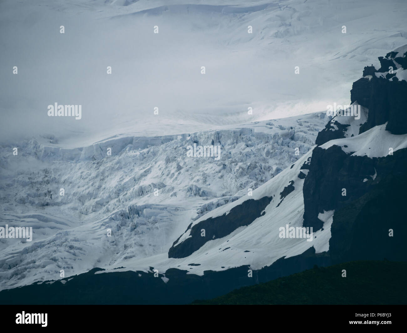 Gletscher in Island auf einem Berg mit Wolken Teleobjektiv Stockfoto