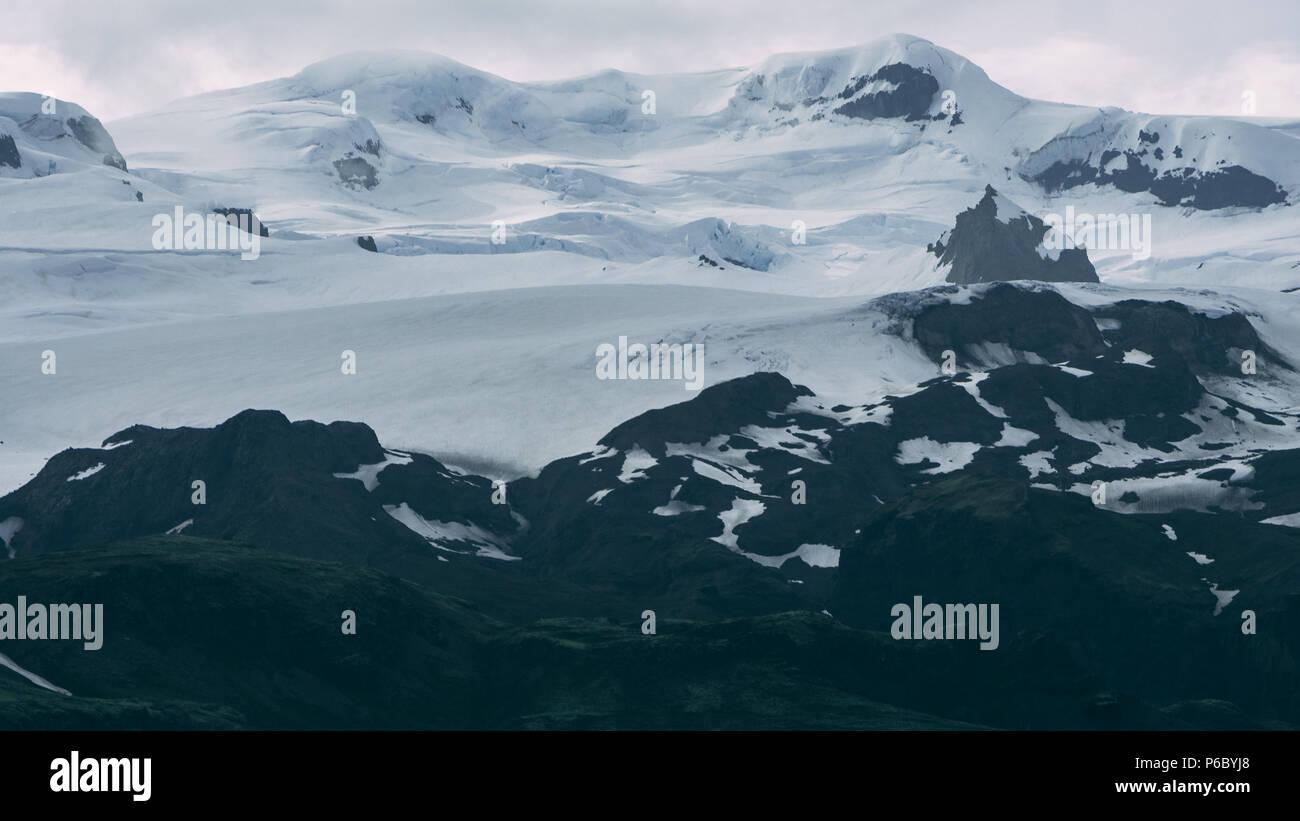 Gletscher in Island auf einem Berg in Wolken gehüllt Teleobjektiv Stockfoto