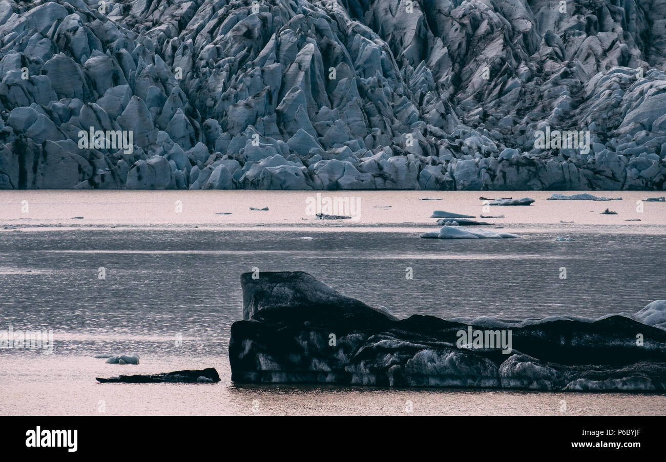 Gletscherlagune Jokulsarlon Lagune in Island. Wunderschön geformte Eisberge See Stockfoto