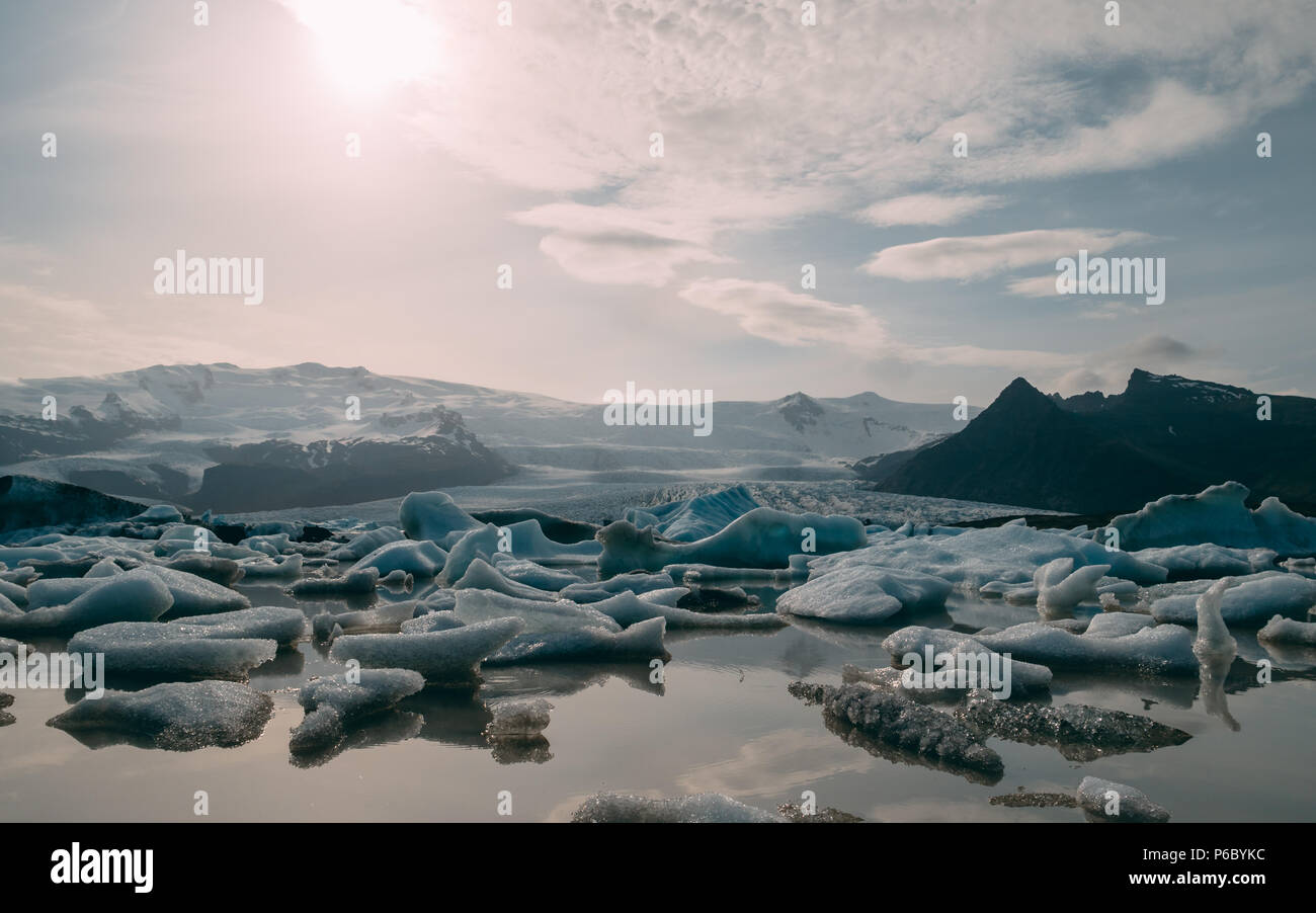 Gletscherlagune Jokulsarlon Lagune in Island. Wunderschön geformte Eisberge sonnig Stockfoto