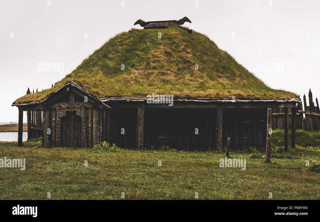 Alte Wikingerdorf in Island mit foggy Hill. Alte hölzerne Gebäude bedeckte Gras Stockfoto