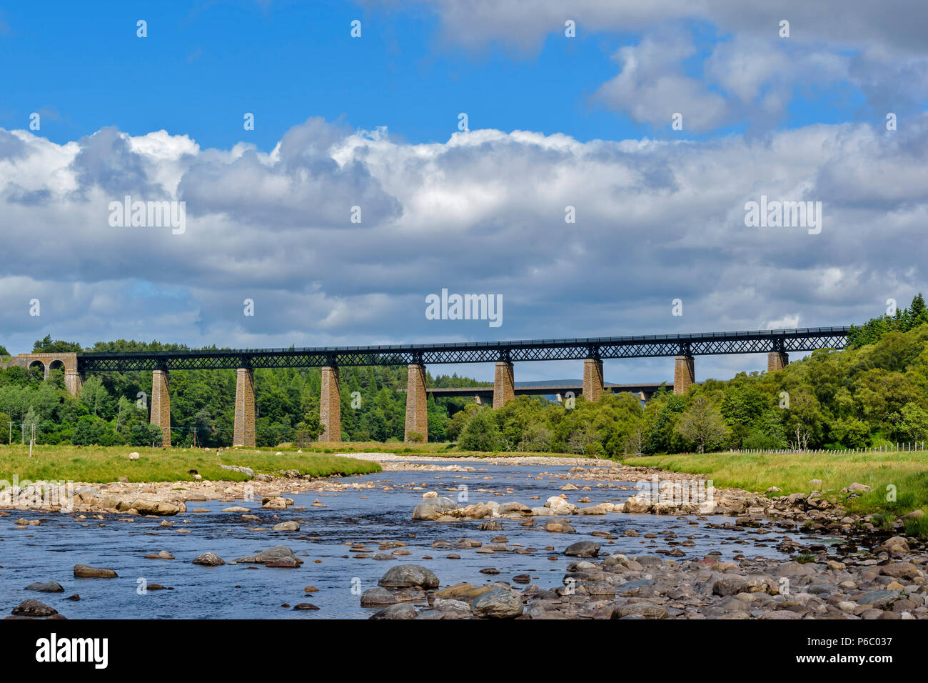 FINDHORN EISENBAHNVIADUKT TOMATIN SCHOTTLAND ÜBER DEN FLUSS FINDHORN BLICK AUF VIADUKT ÜBER DEN FLUSS Stockfoto