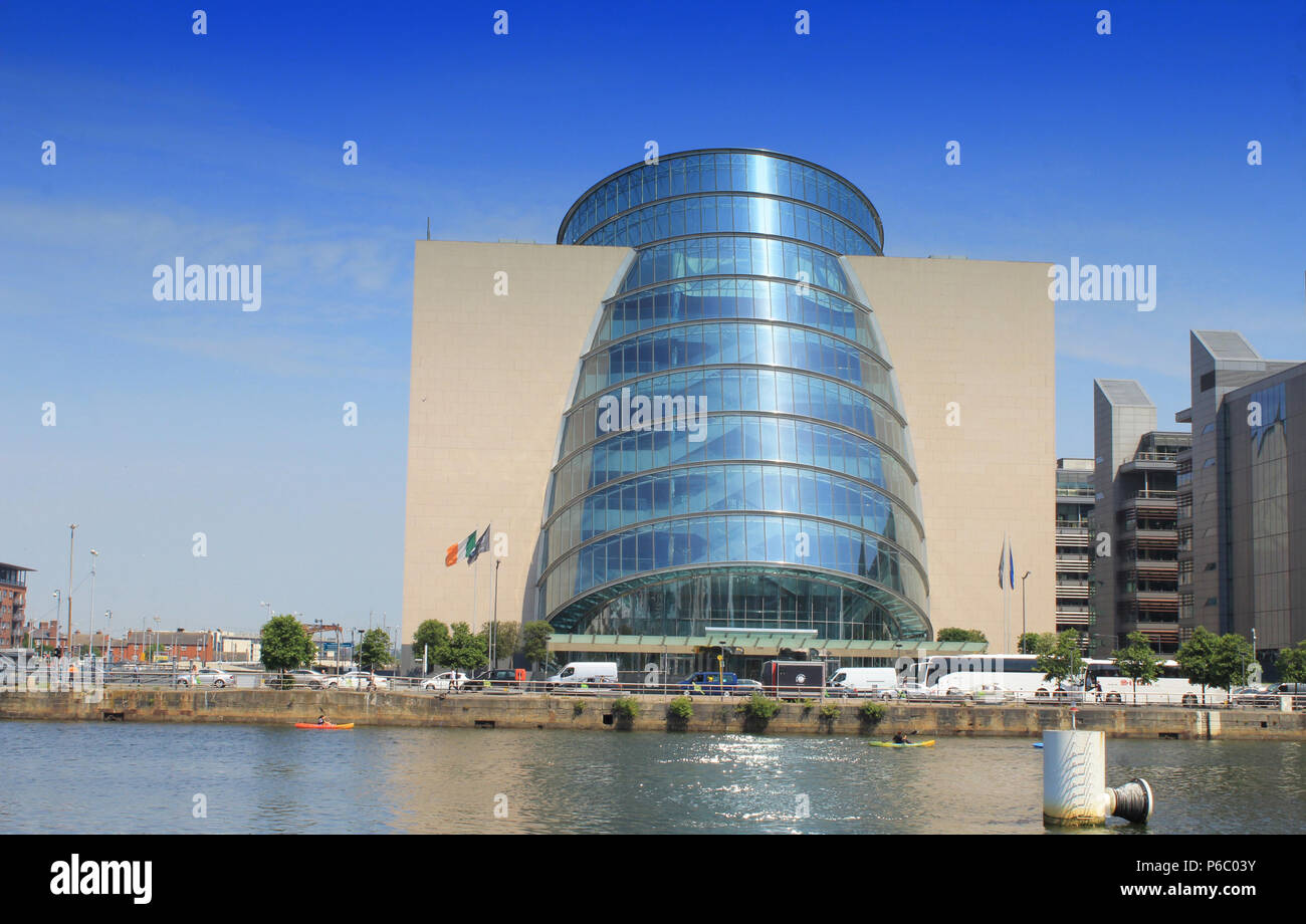 Der Dubliner Konferenz Center mit Blick auf den Fluss Liffey bei Spencer Dock. Stockfoto