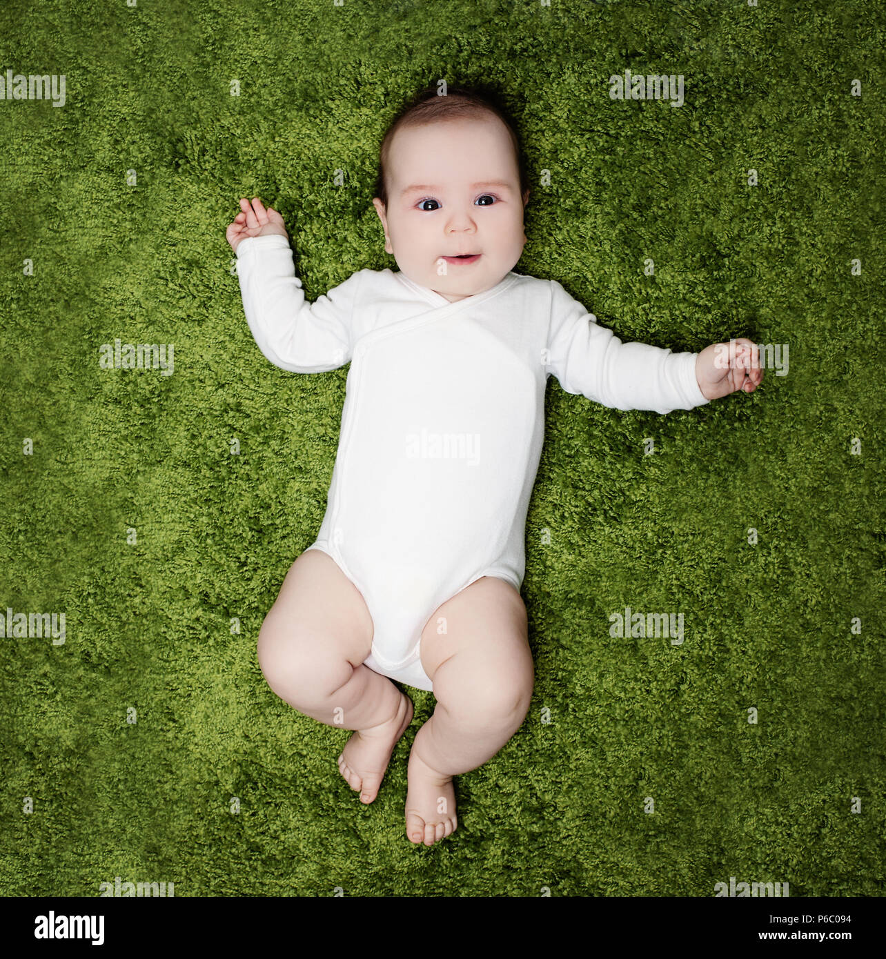 Happy Baby liegend auf weißem Hintergrund, Ansicht von oben. Kind 2 Monate alt Stockfoto