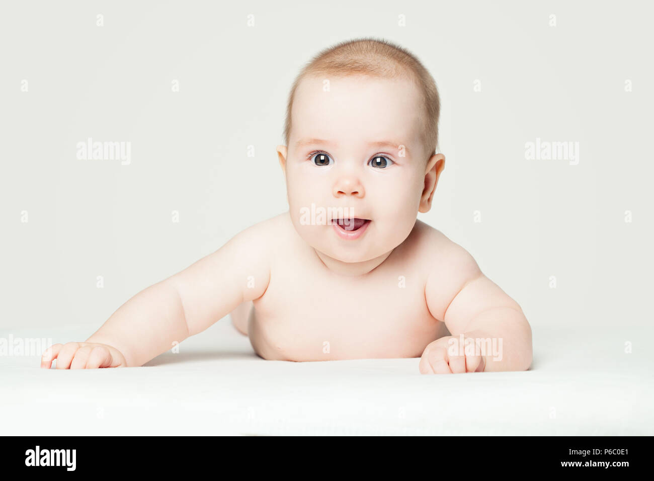 Cute Baby liegend auf weißem Hintergrund (2 Monate alt) Stockfoto