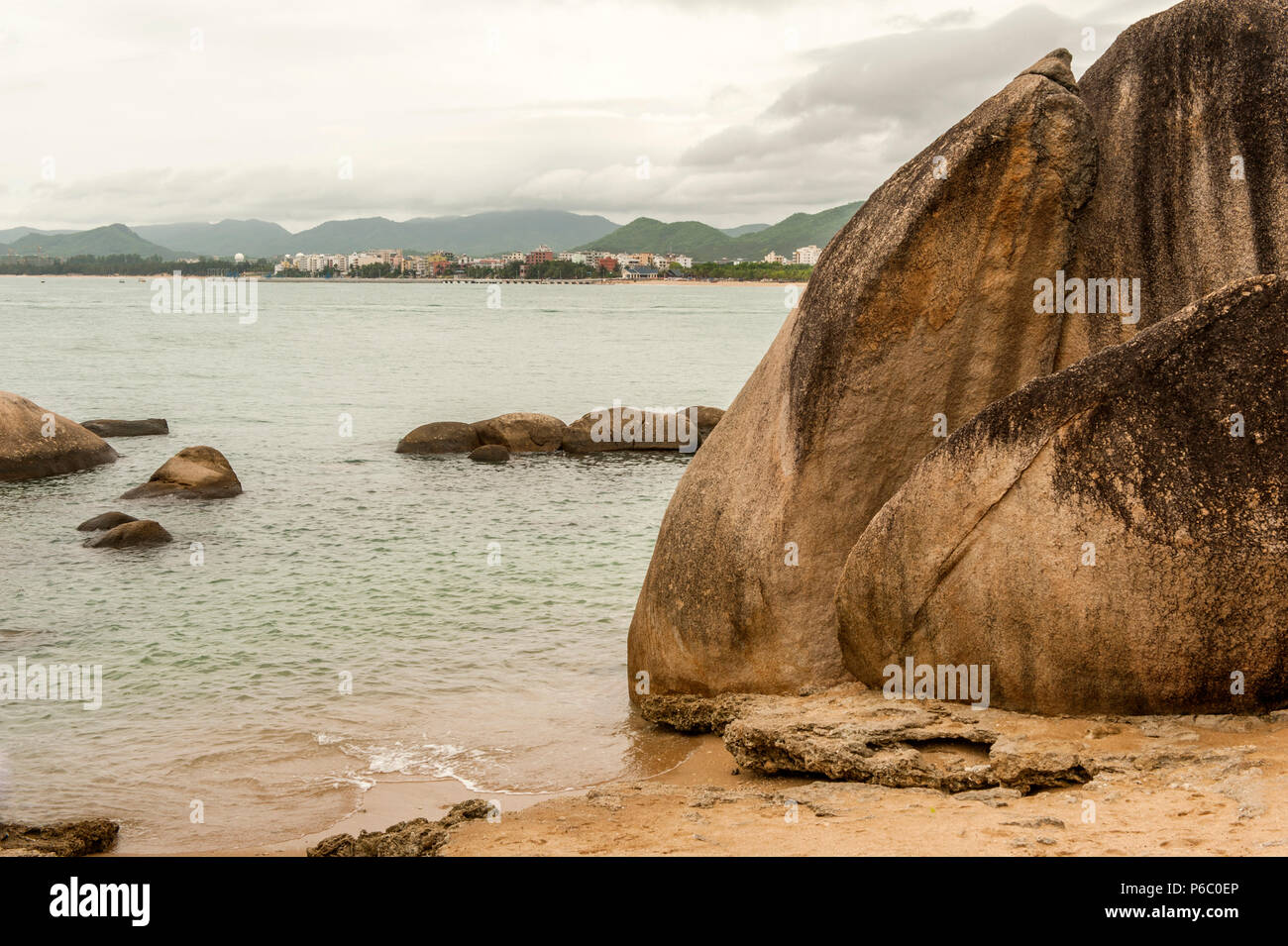 Die Bucht von tianya Haijaio Markierungen auf Chinesisch das "Ende der Welt". Es durch riesige Granitfelsen begrenzt wird. Stockfoto