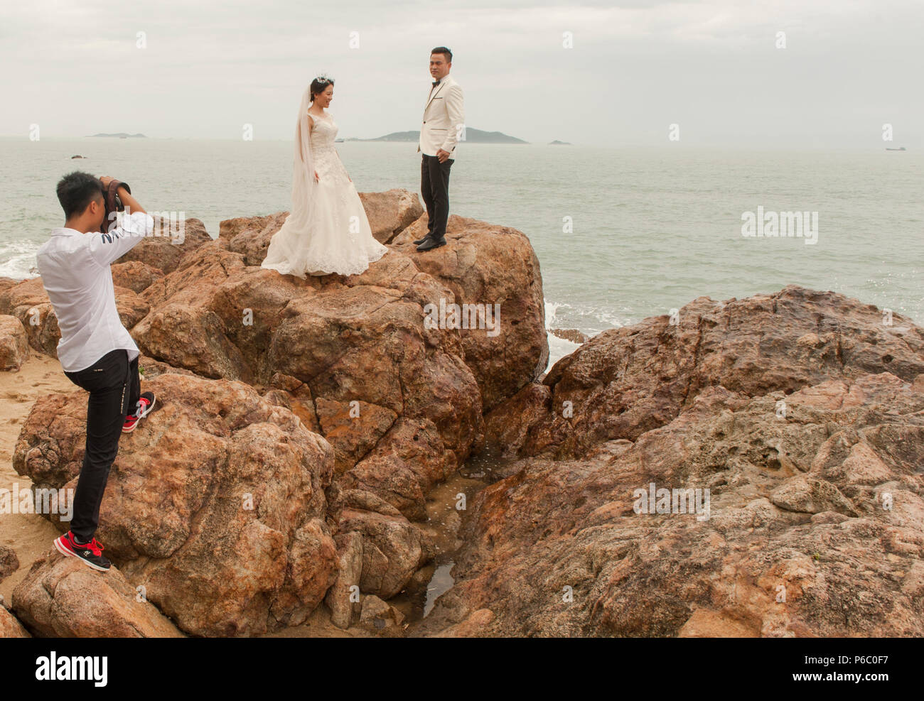 Die Granitfelsen der Tianya Haijiao sind ein beliebter Ort für die Hochzeit Bilder bei Sanya, Hainan Dao, China Stockfoto