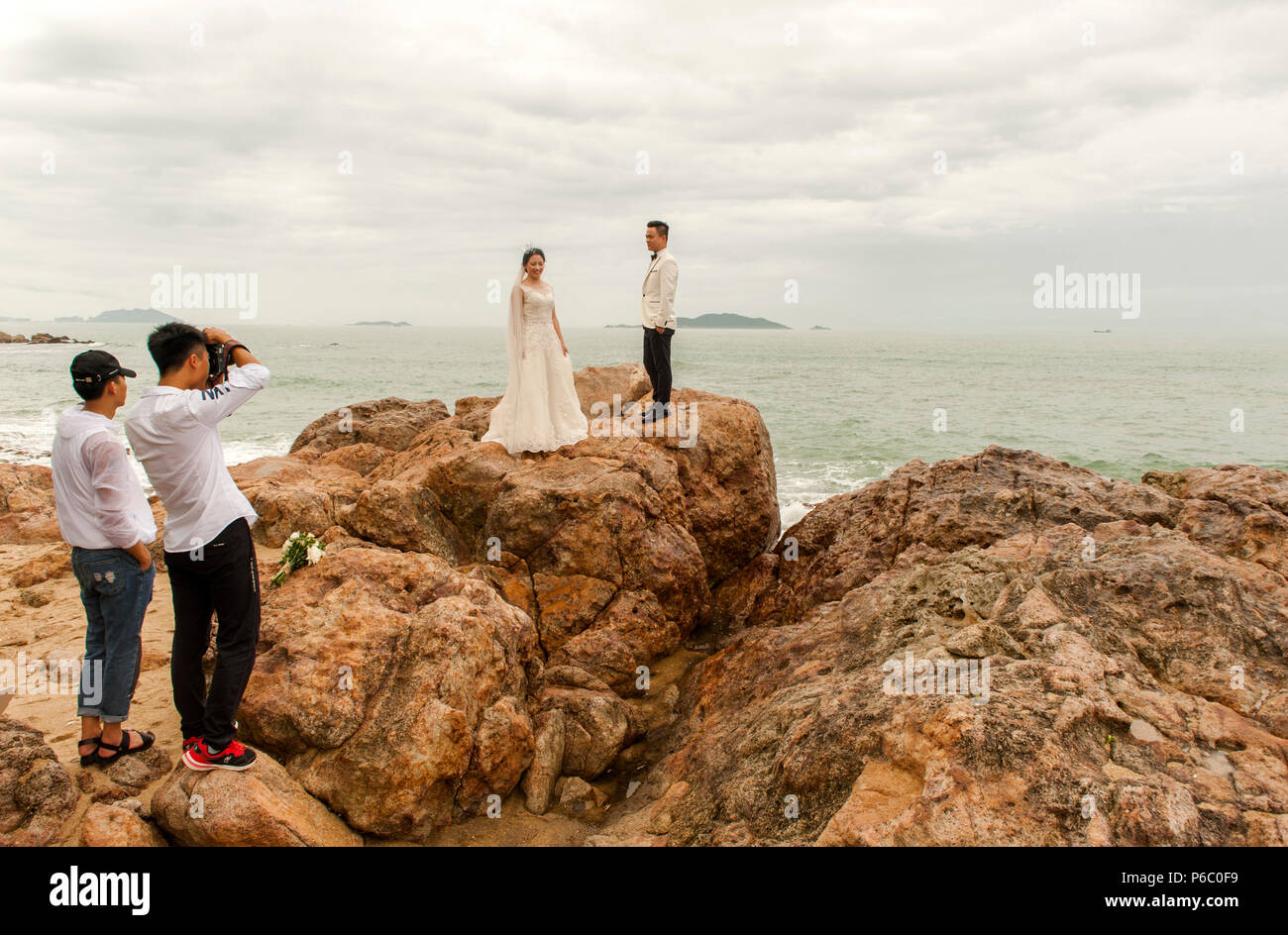 Die Granitfelsen der Tianya Haijiao sind ein beliebter Ort für die Hochzeit Bilder bei Sanya, Hainan Dao, China Stockfoto