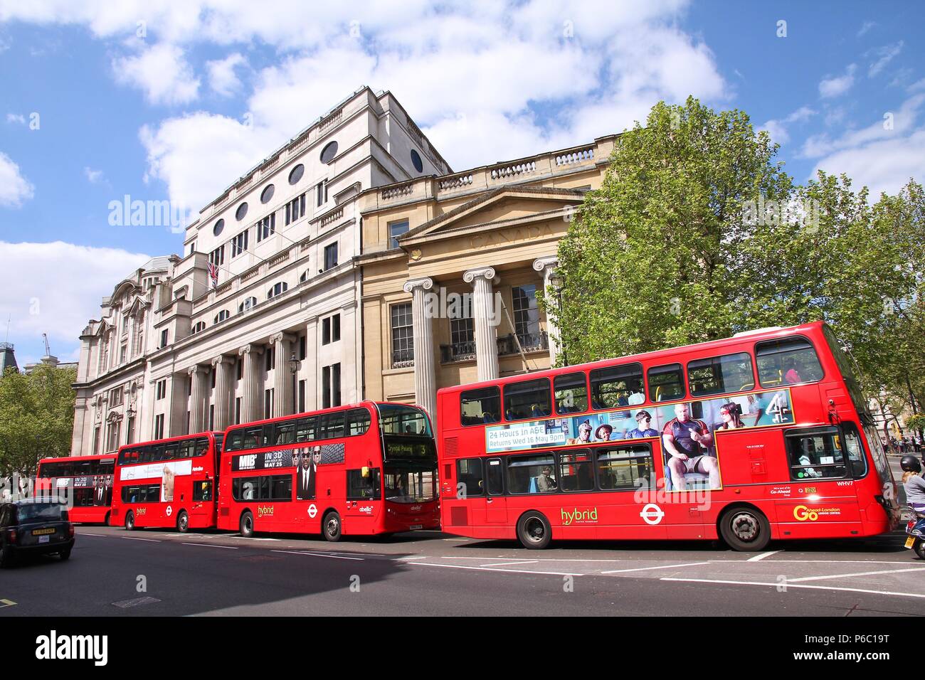 LONDON - 13. Mai: Menschen Londons Busse fahren am 13. Mai 2012 in London. 2012, LB dient 19.000 Haltestellen mit einer Flotte von 8000 Bussen. An einem Wochentag 6. Stockfoto