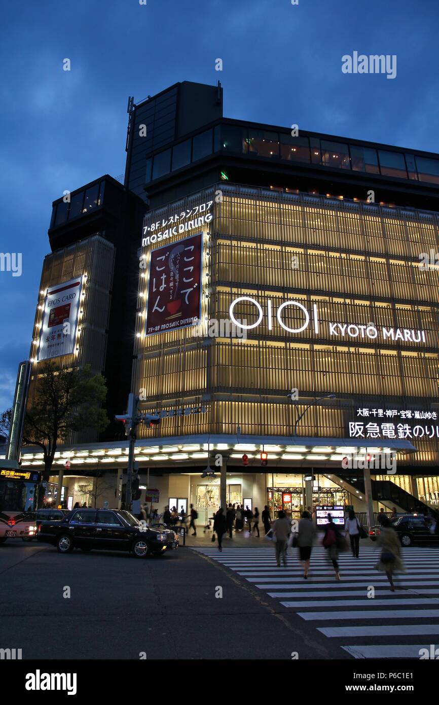 KYOTO, Japan - 19 April, 2012: die Menschen besuchen Marui Kaufhaus in Kyoto, Japan. Kyoto ist die ehemalige Hauptstadt von Japan, derzeit die 6. meisten Stockfoto