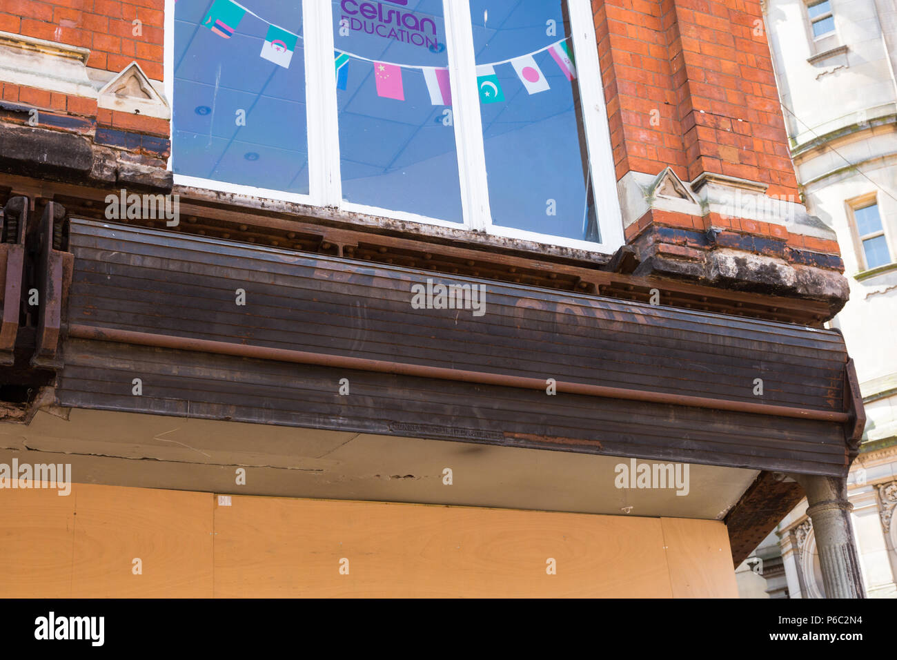 19. jahrhundert Viktorianischen Rollläden in einem shop Renovierung freigelegt, New Street, Birmingham UK 2018 Stockfoto