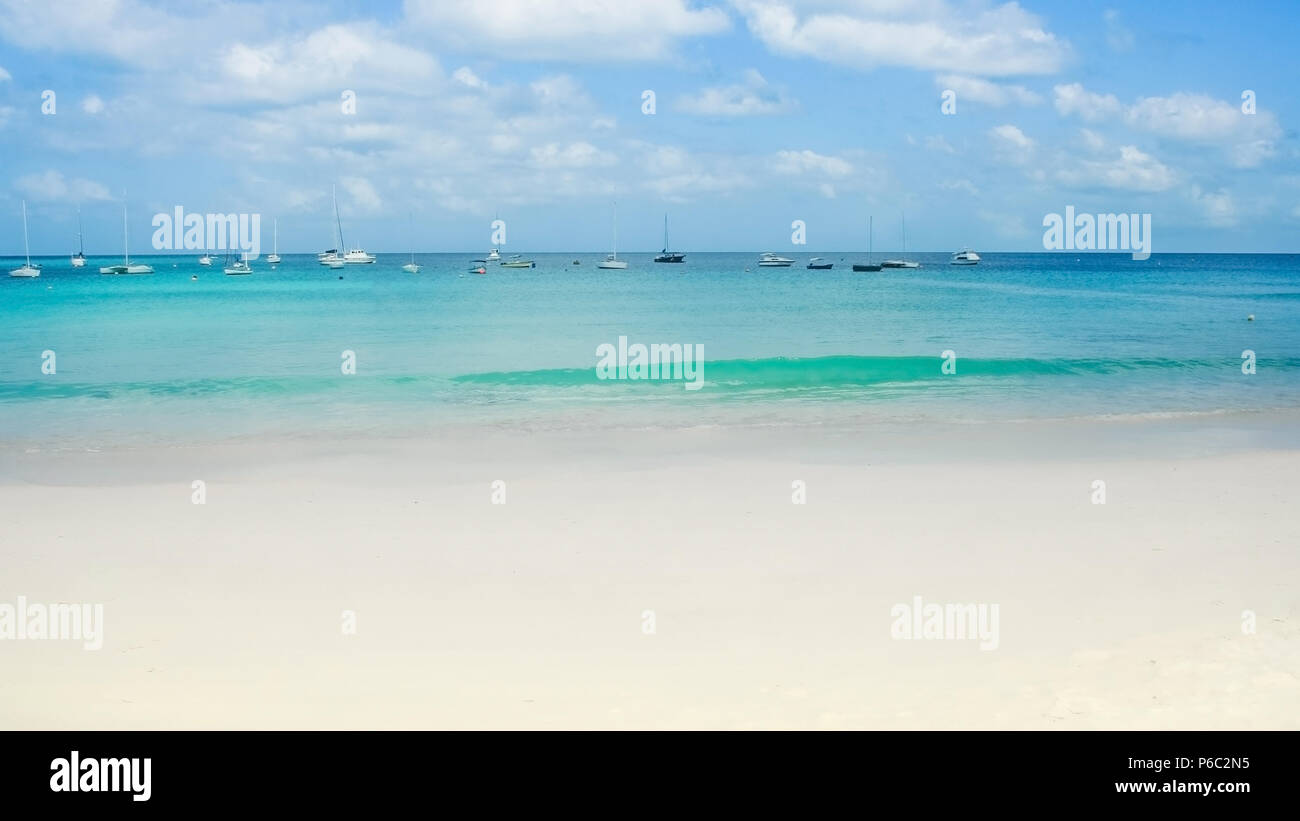 Boote auf klaren Meer und den weißen Sand in der Karibik Stockfoto