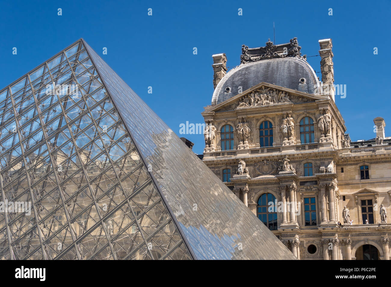 Paris, Frankreich, 23. Juni 2018: Louvre und Musée du Louvre Pyramide im Sommer Stockfoto