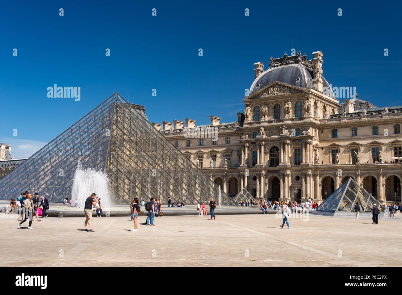 Paris, Frankreich, 23. Juni 2018: Louvre und Musée du Louvre Pyramide im Sommer Stockfoto