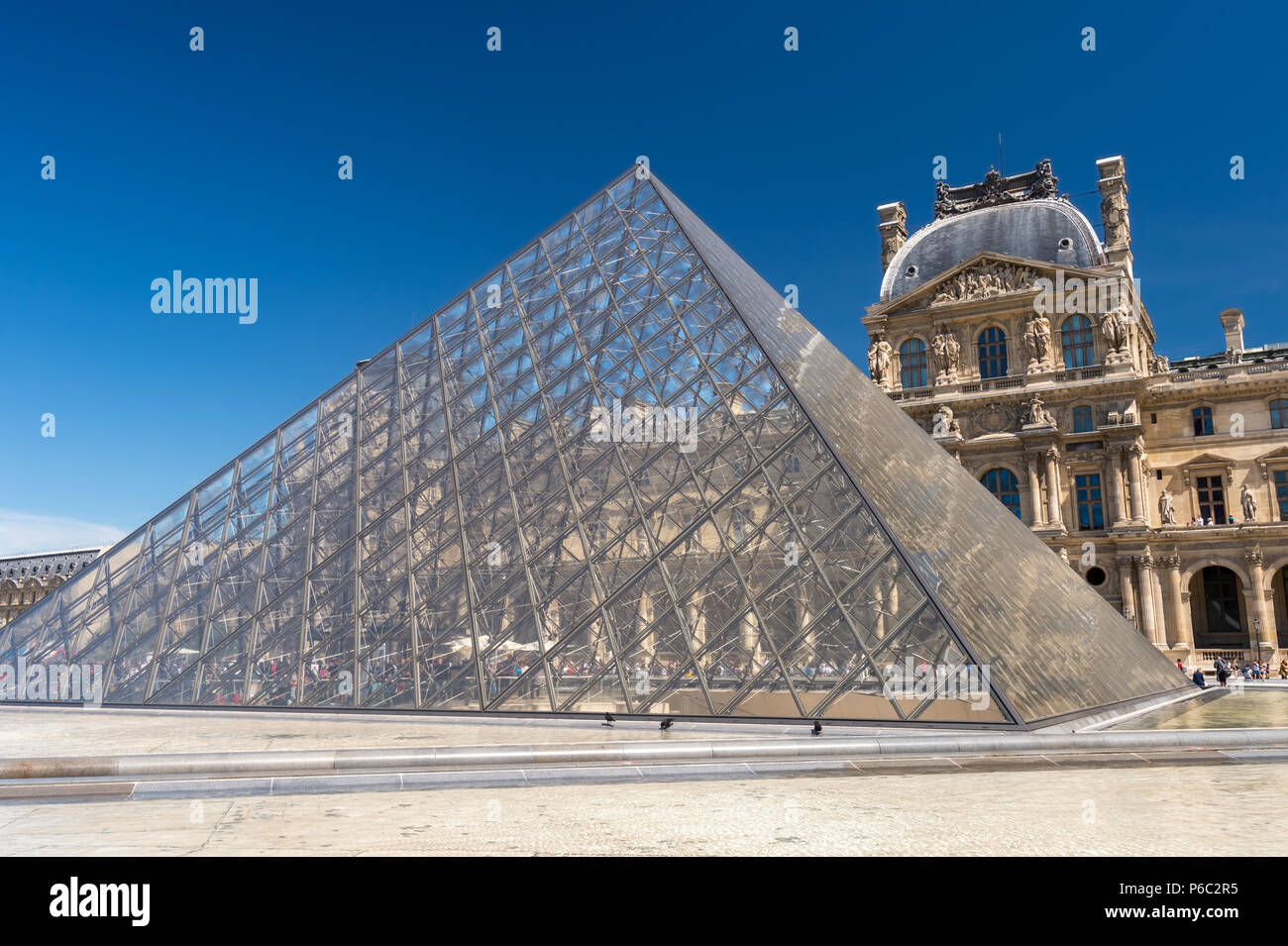 Paris, Frankreich, 23. Juni 2018: Louvre und Musée du Louvre Pyramide im Sommer Stockfoto