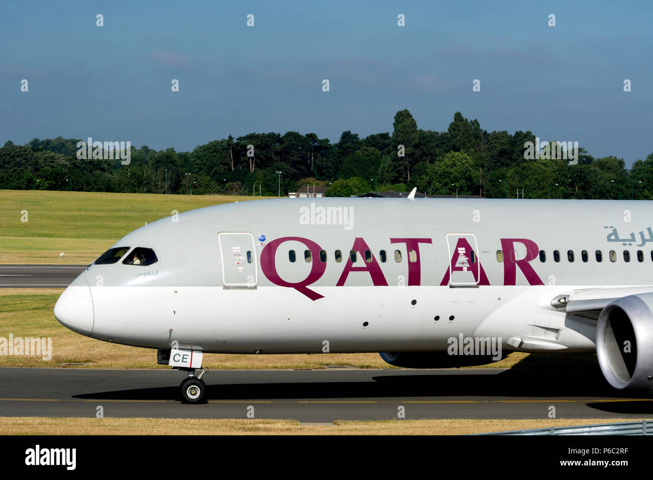 Qatar Boeing 787 Dreamliner rollt am Flughafen Birmingham, UK (A7-BCE) Stockfoto