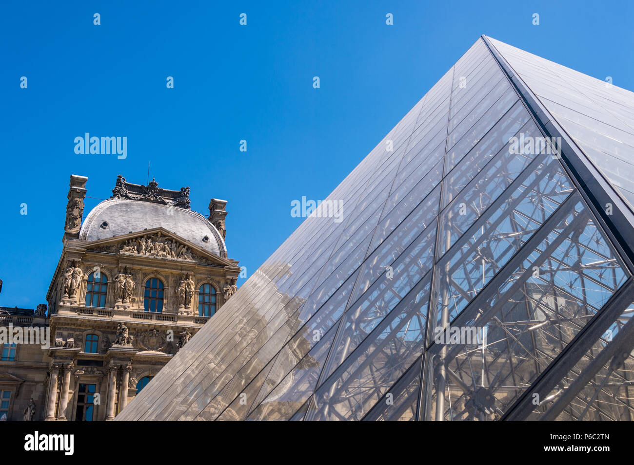 Paris, Frankreich, 23. Juni 2018: Louvre und Musée du Louvre Pyramide im Sommer Stockfoto