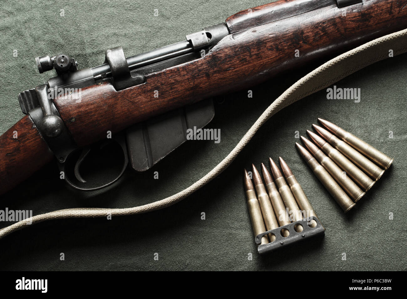 Weltkrieg ära Gewehr und Munition auf militärischen grünem Stoff. Von oben nach unten anzeigen. Stockfoto