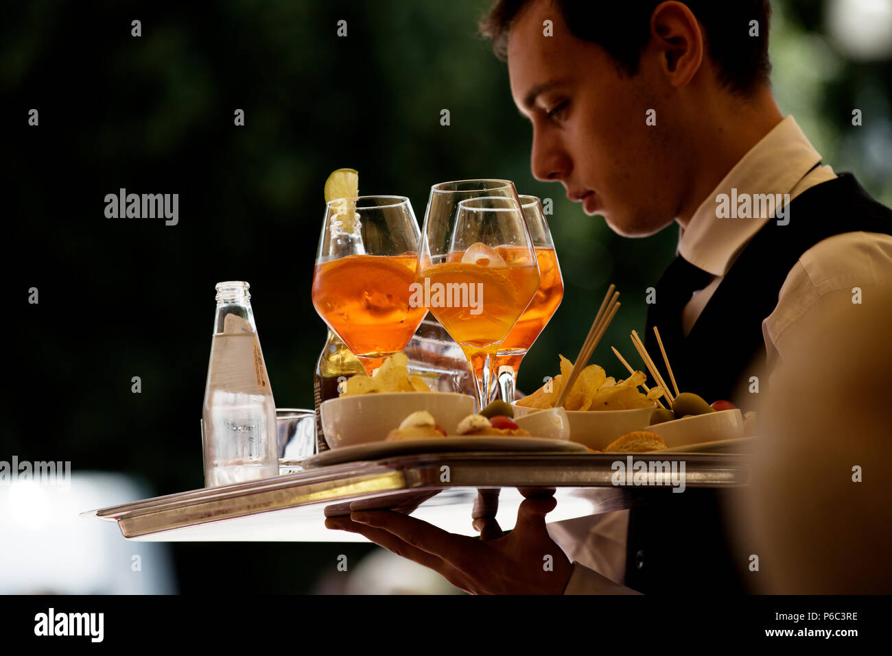 Wiater sering Getränke und Cocktails an der Bar auf der Piazza Bra. Verona ist eine Stadt an der Etsch in Venetien, Italien, mit ca. 257.000 EW Stockfoto