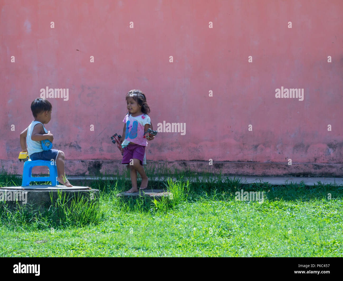 Santo Tomas, Peru - 17. Mai 2016: peruanische Kinder in dem kleinen Dorf in der Nähe von Iquitos. Stockfoto