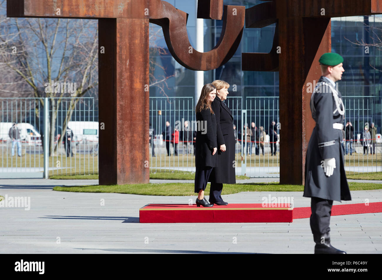 Berlin - Bundeskanzlerin Angela Merkel empfängt den Premierminister der Republik Island, Katrín Jakobsdottir, mit militärischen Ehren in der ehrenamtlichen Gericht von der Bundeskanzlei. Stockfoto